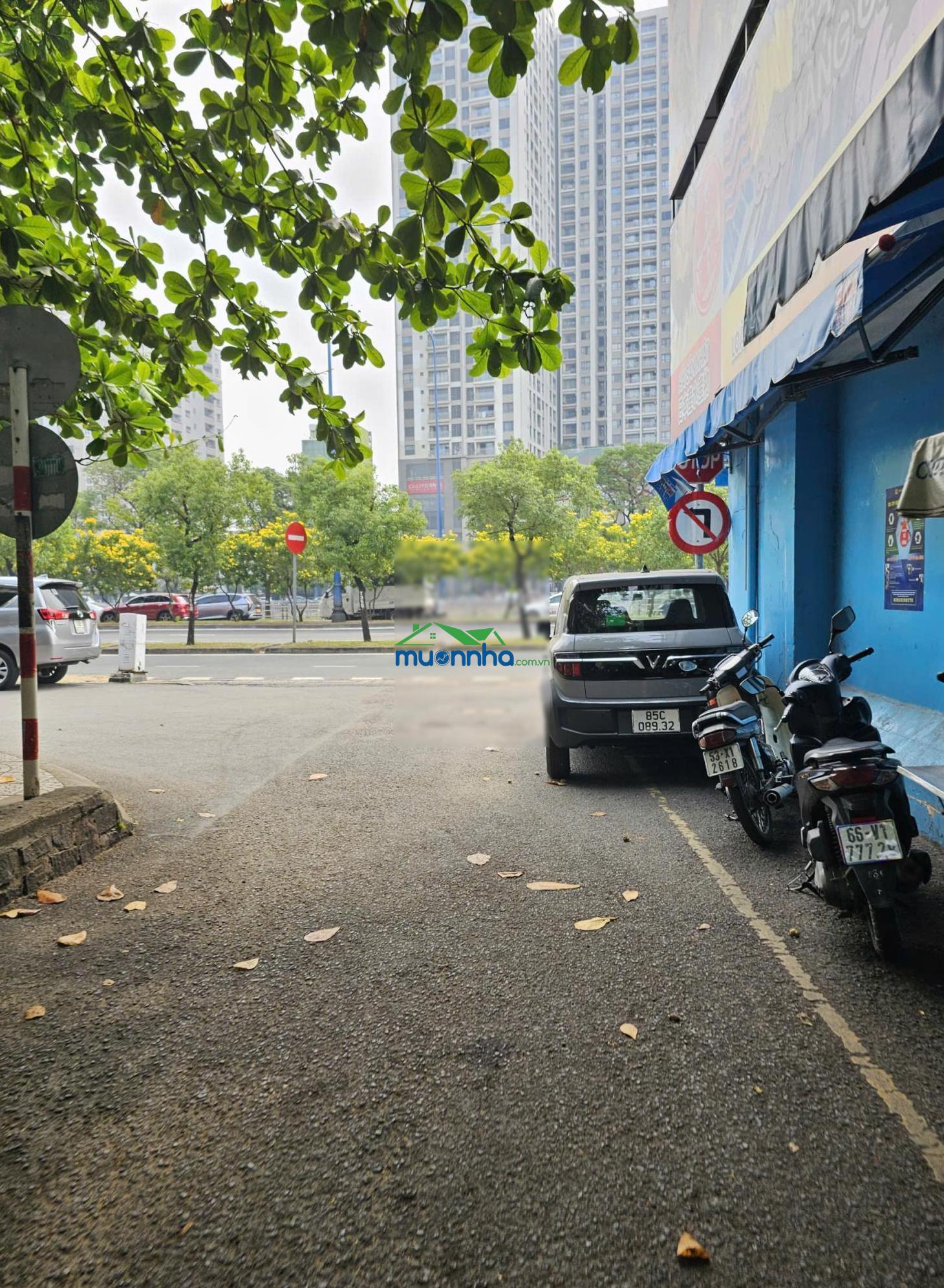 Bán nhà 3 lầu hẻm xe hơi trần hưng đạo q1. dt 4x16m. giá 12.6 tỷ