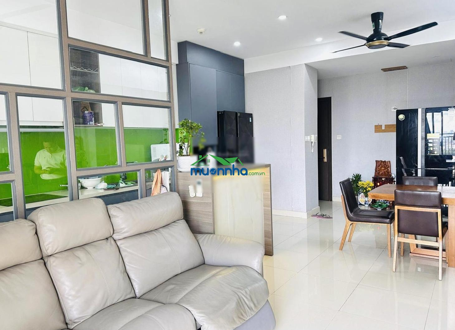 Chính chủ cần bán căn góc, tầng 21, tháp sav1 the sun avenue, view rất đẹp.