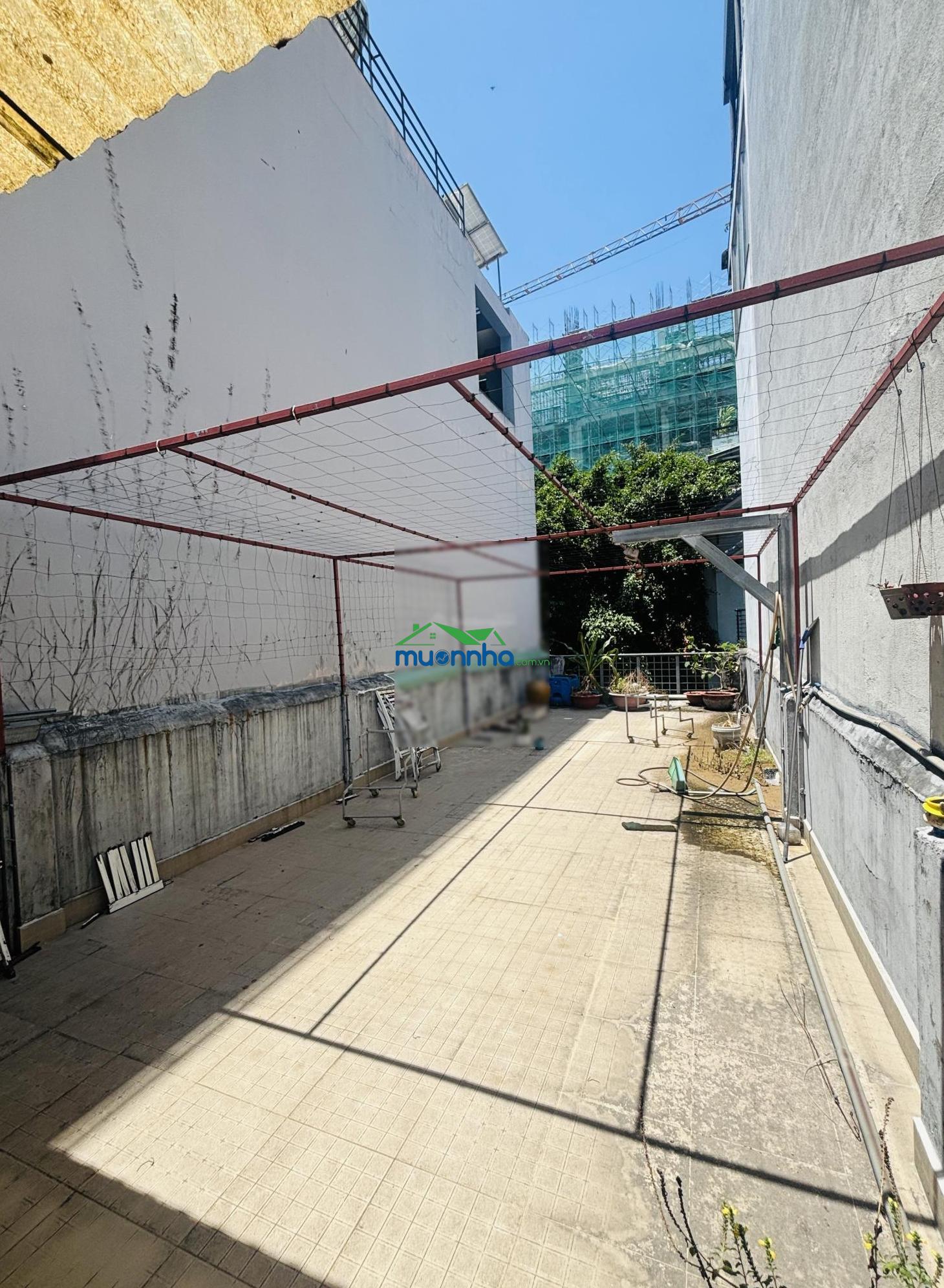 Công nhận: 71m². xe hơi vào nhà. dt: 4x18 nở hậu 6m, 3 tầng, không lỗi phong thủy. - 2