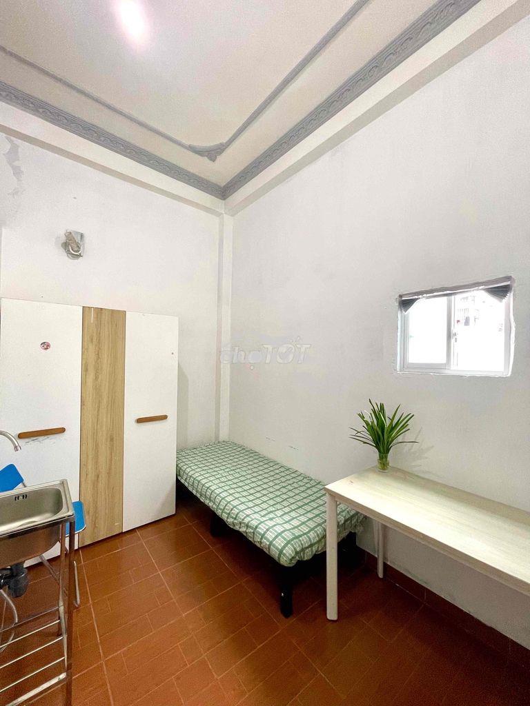 Phòng full nội thất, cửa sổ, wc - 2