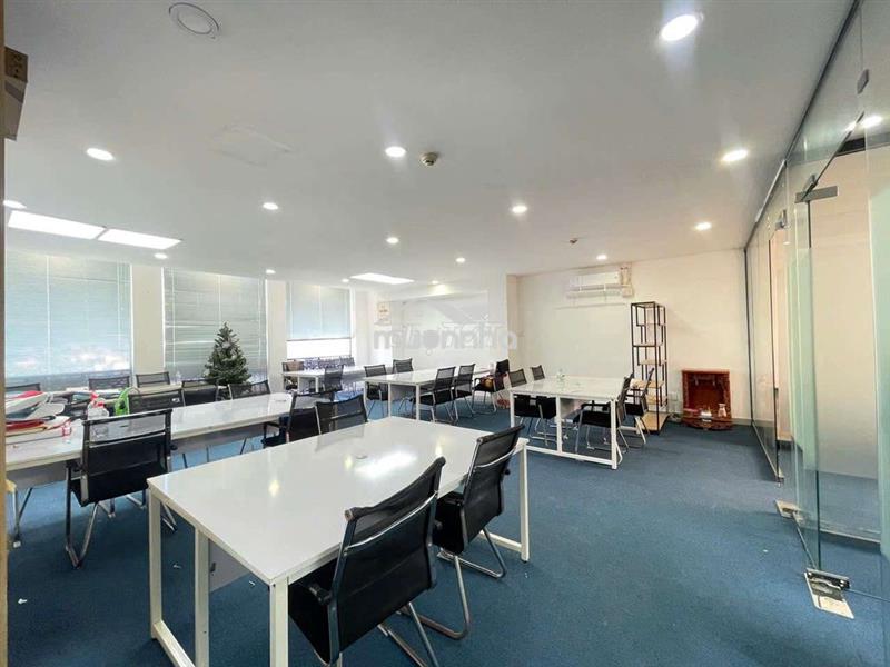 Văn phòng quận 3 giá 30 triệu 95m2 full bàn ghế sẵn