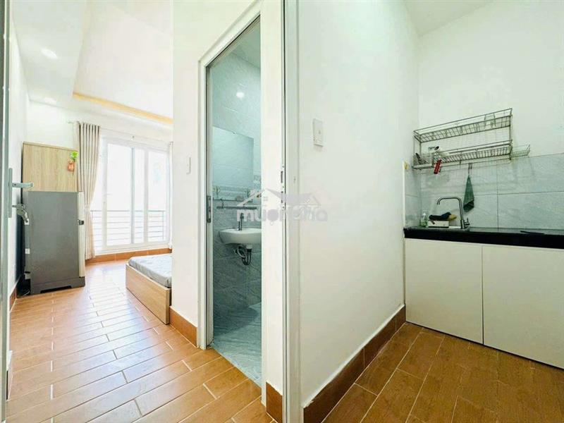 1pn/tách bếp sát cầu công lý, phí dv 100k , ban công to đón nắng 