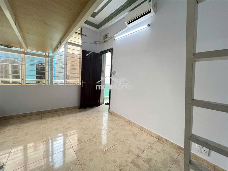 Phòng gác cửa sổ ban công mới sẵn máy lạnh