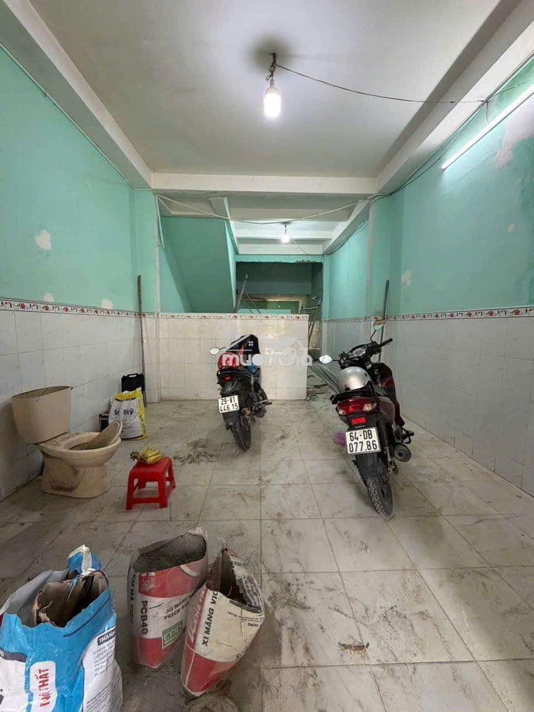 4 x 18m đang sơn sửa mới đường xe tải