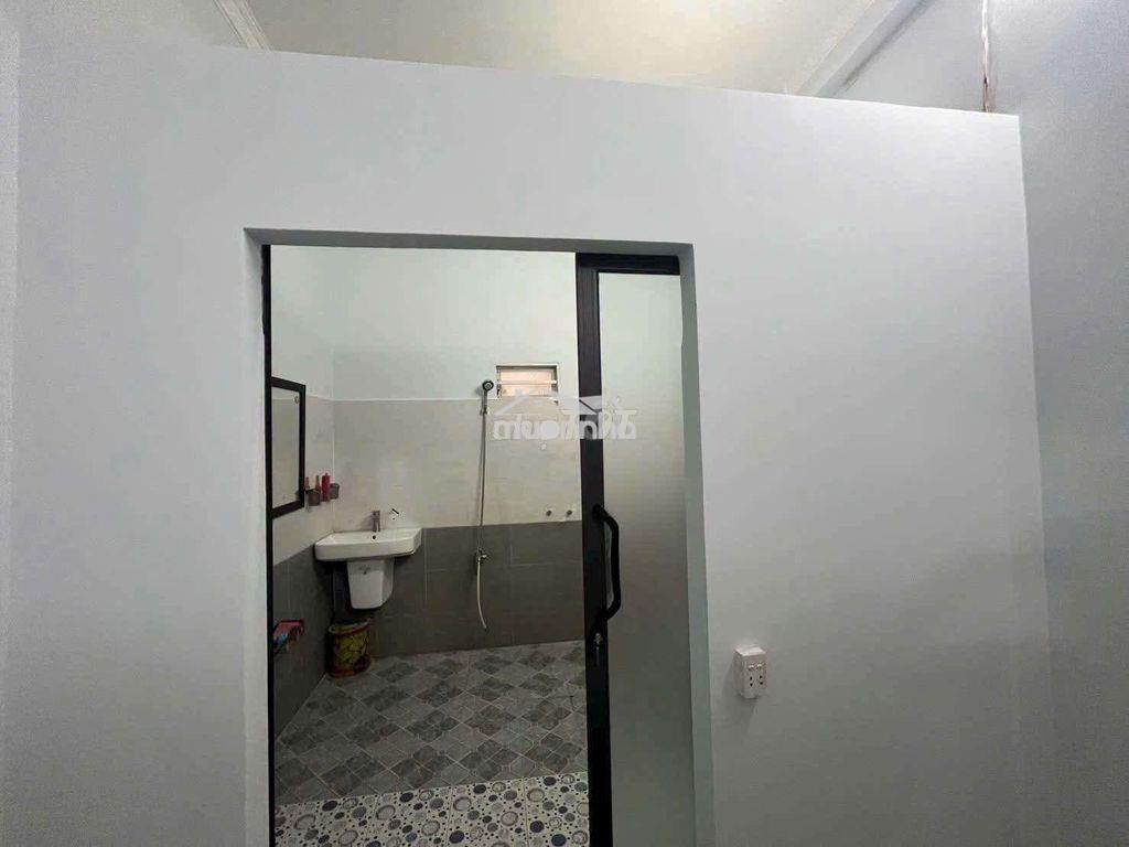 Nhà lầu sân vườn gần chợ xóm nghèo  - 4
