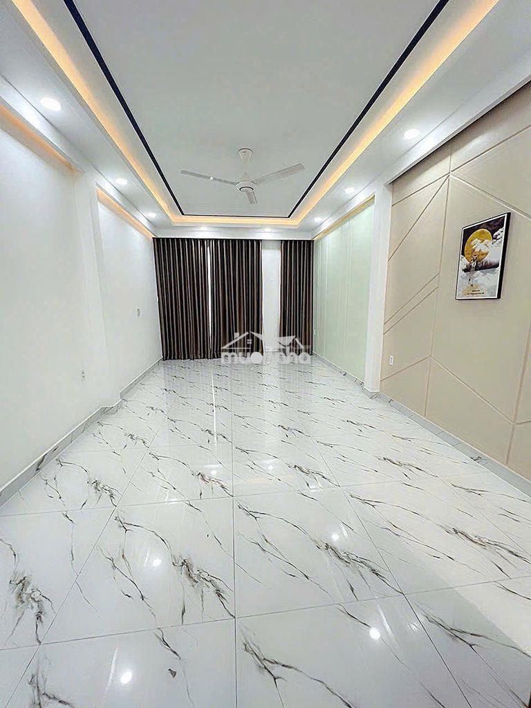 Kết hợp văn phòng và ở , hẻm xe tải lạc long quân(gần chợ)