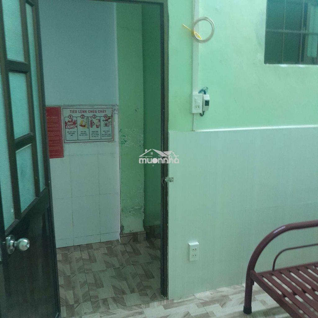 Phòng cho thuê có máy lạnh- có bếp nấu ăn  - 3
