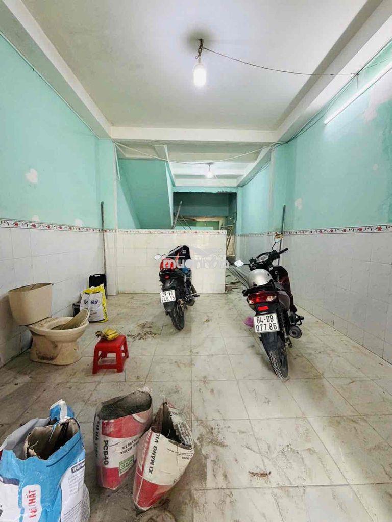 3 phòng quận 6-nhà đang sơn sữa lại-đường xe tải