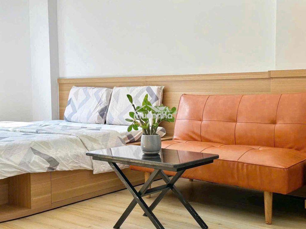 Thuê ngay căn hộ dịch vụ studio 35m2 ban công thoáng mát giáp q1 - 3