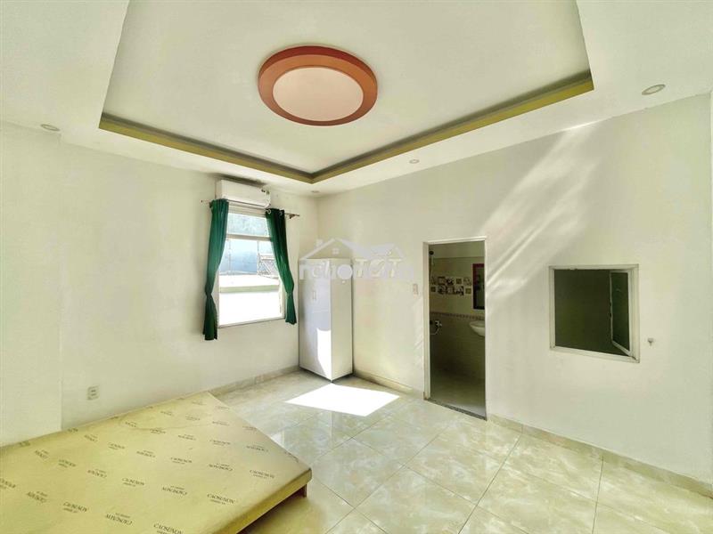 Phòng sẵn máy lạnh - cửa sổ lớn gần aeon tân phú