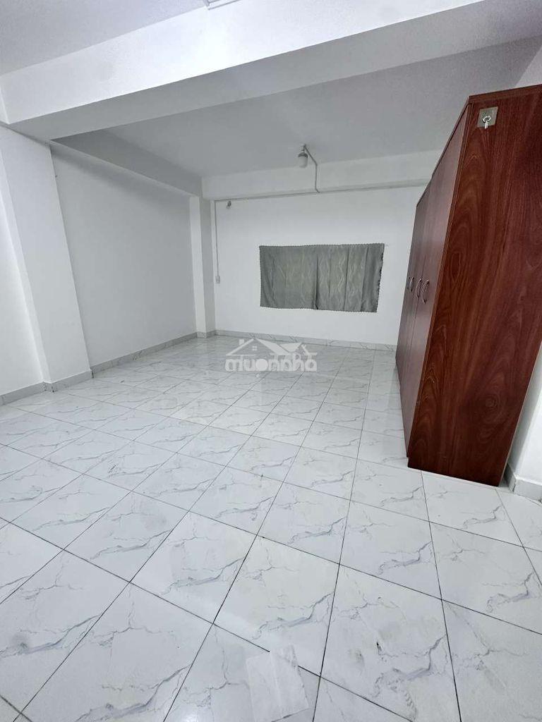Phòng máy lạnh 50 m2, tách bếp, giờ tự do, gần chợ hoa chợ an đông - 2