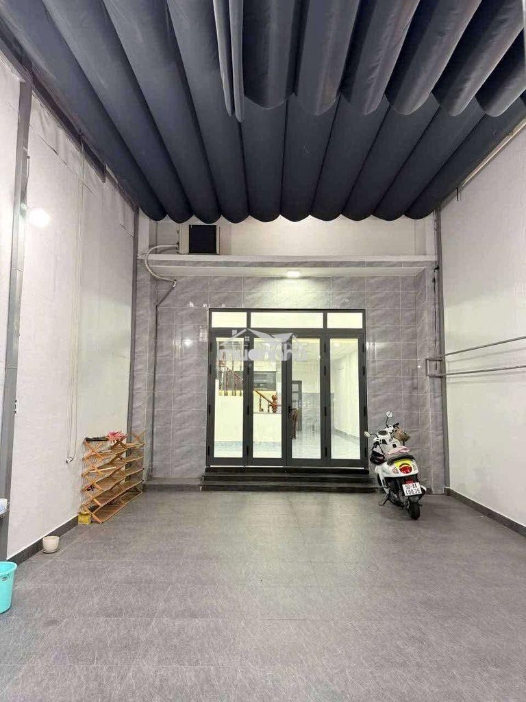 Nhà mặt tiền sân xe hơi gần go dĩ an