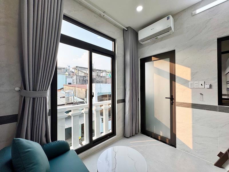 Khai trương gác bancony gần đh hồng bàng , uef , hàng xanh quận bình thạnh  - 2