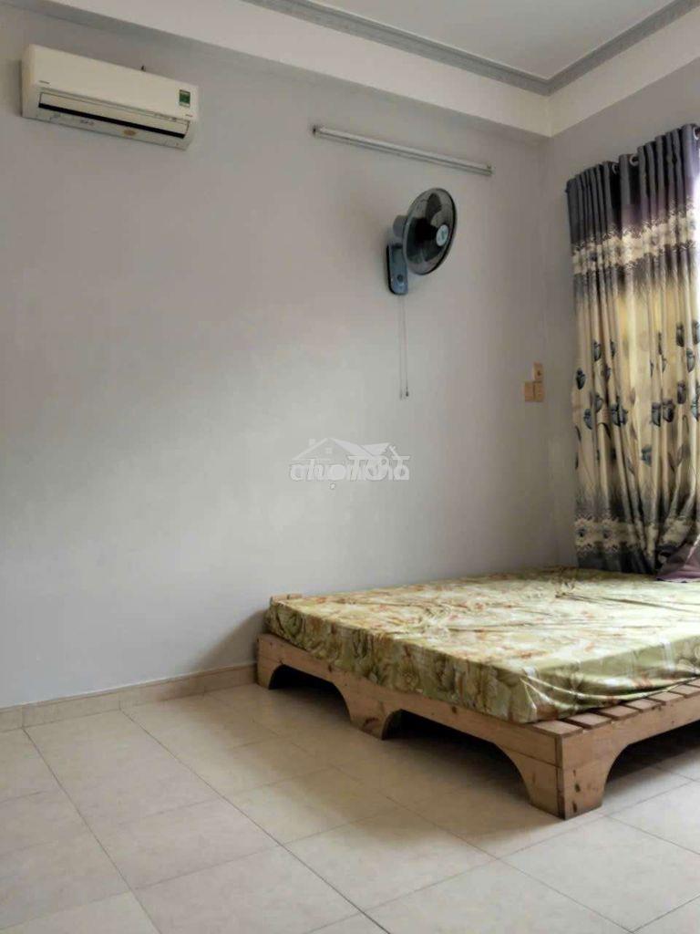 Phòng đẹp có ban công, 30m2, có máy lạnh gần đh nguyễn tất thành , q4 - 2