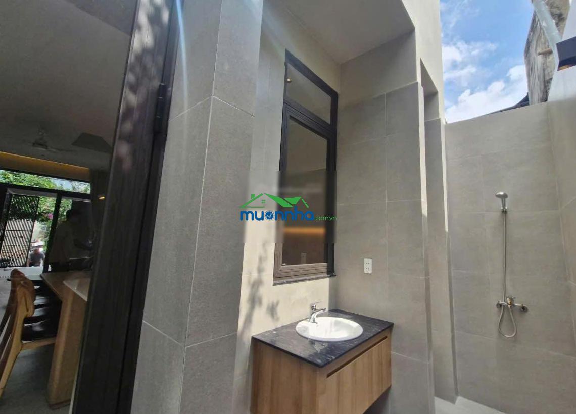 Nhà 3 tầng mới tinh. ngang hơn 5m rộng rãi. tặng full nội thất cao cấp. cách vòng xoay an phú 100m