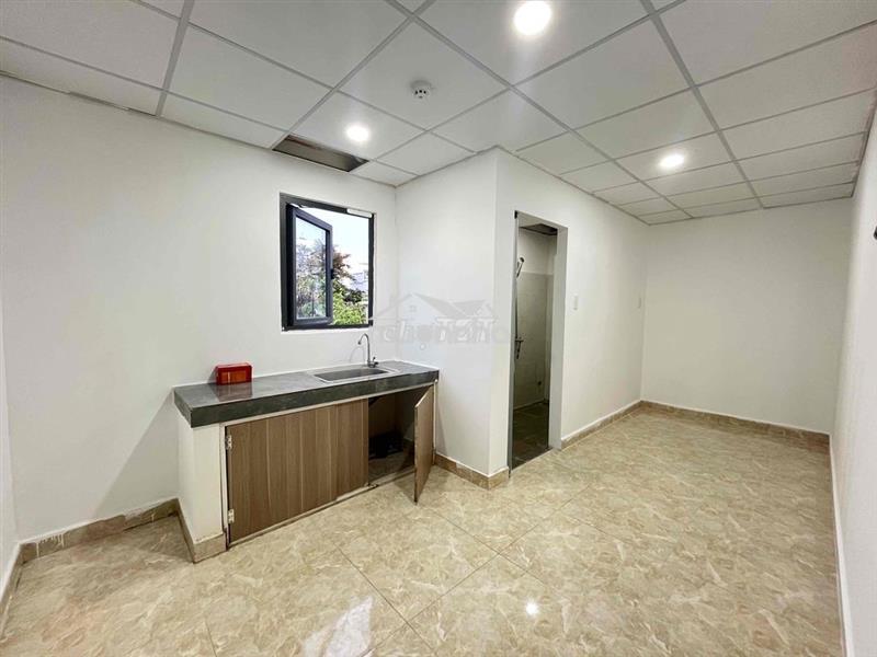 Phòng trọ có cửa sổ trời và thang máy