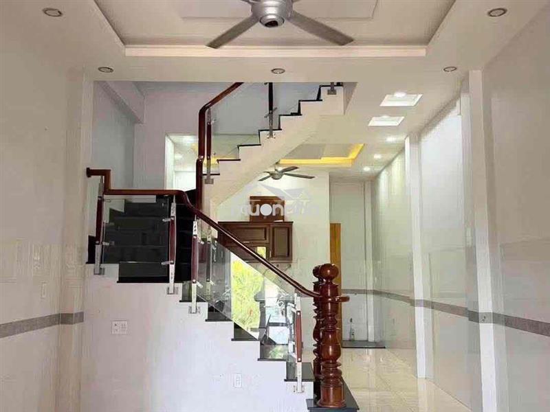 Nhà 2 lầu 3 phòng ngủ khu an ninh đường xe hơi q.9