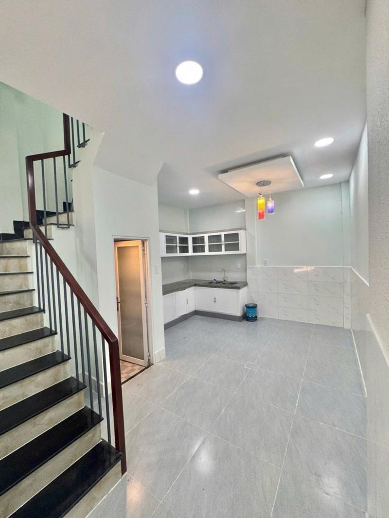 Nhỉnh 6 tỷ- m.tiền đ.số gần phạm hùng-dt 40m2 - 3 tầng 