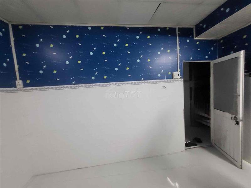24/8 em còn 1 phong trống như còn 1 phòng. 4x5m có tolet riêng. giờ gi