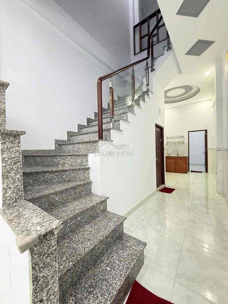 5 tỷ chút -60m2 -xe hơi đến nhà - đúc cứng-thống nhất chợ xóm mới - 3