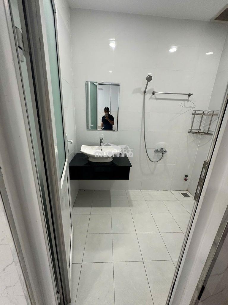 Văn phòng 25m2 vạn phúc có ban công, sẵn nội thất, có hầm xe. giá 8 tr - 4