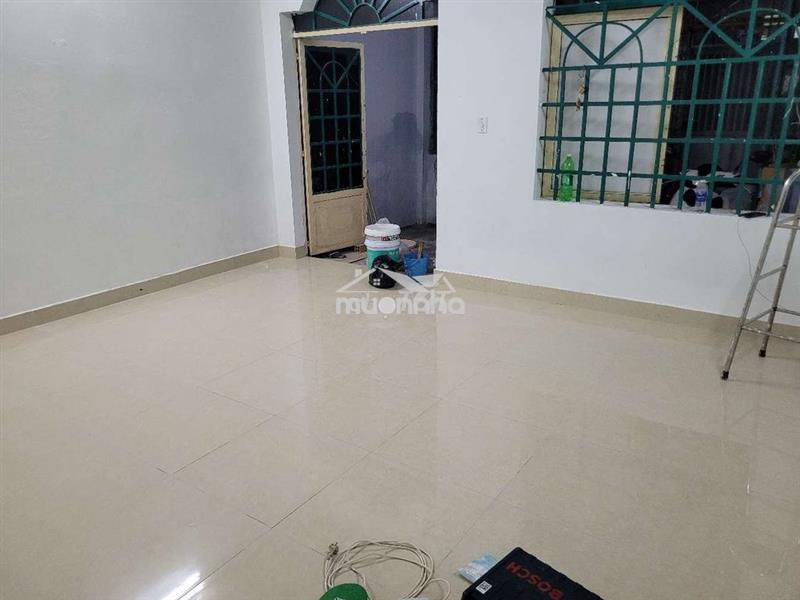 Nhà cấp 4 nguyên căn có hiên, hông thoáng mát rộng rãi, sạch sẽ.