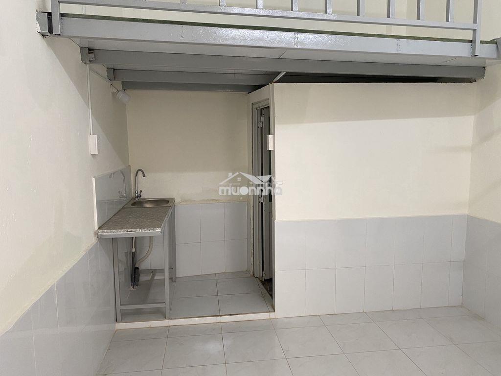 Nhà trọng sân vường rộng bao la - 4