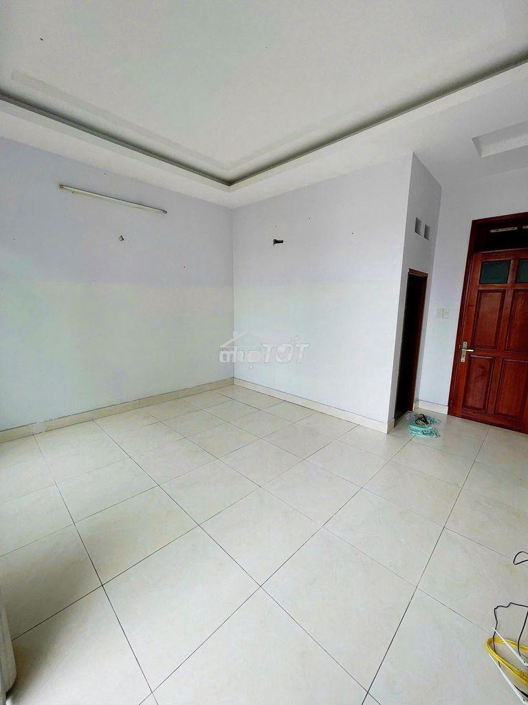 Cho thuê phòng 18–25m², máy lạnh, giờ tự do, bình trị đông