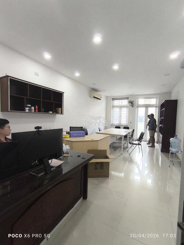 Cho thuê sàn văn phòng có ban công nội thất không phí quản lý quận 10