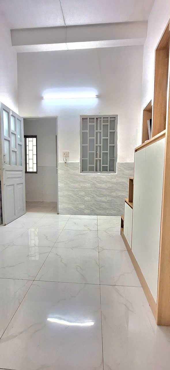 Phòng trọ gác lửng có máy lạnh gần đại học văn hiến ngay đoàn hồng phước ở được 3-4 người ưu tiên sinh viên.   - 2