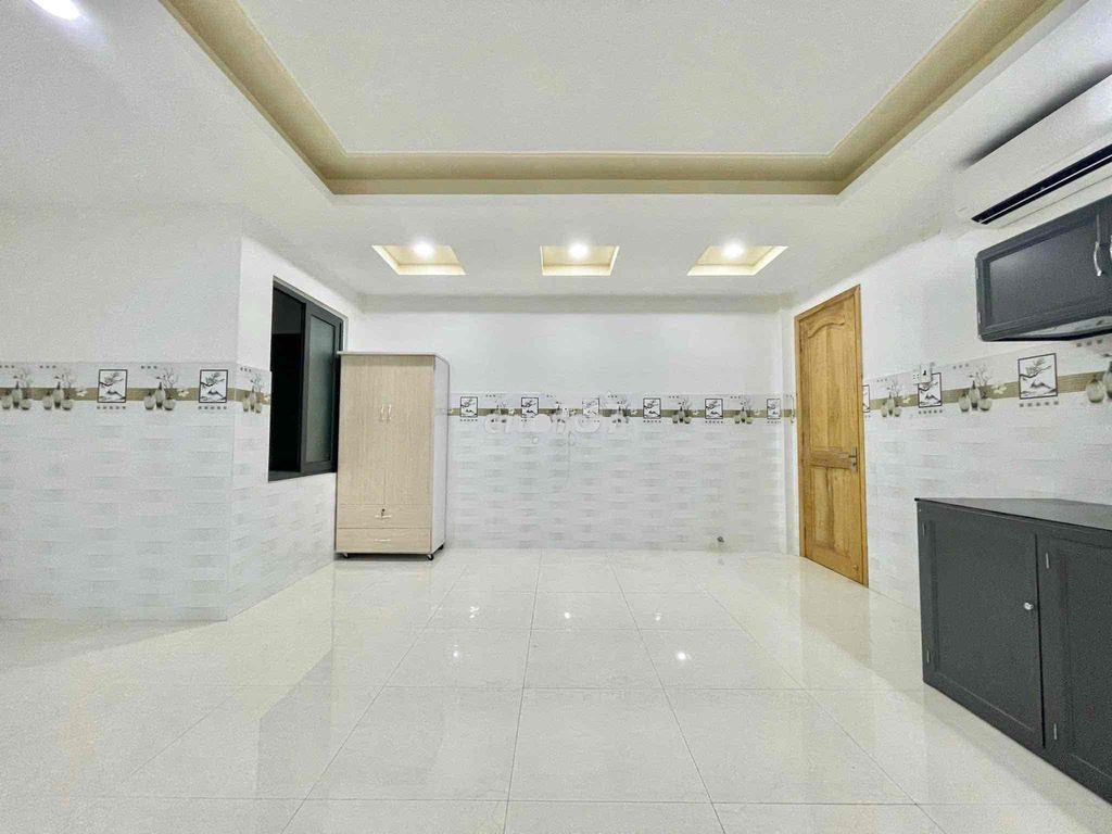 Studio siêu bự ngay ngã tư ga - Ảnh 4