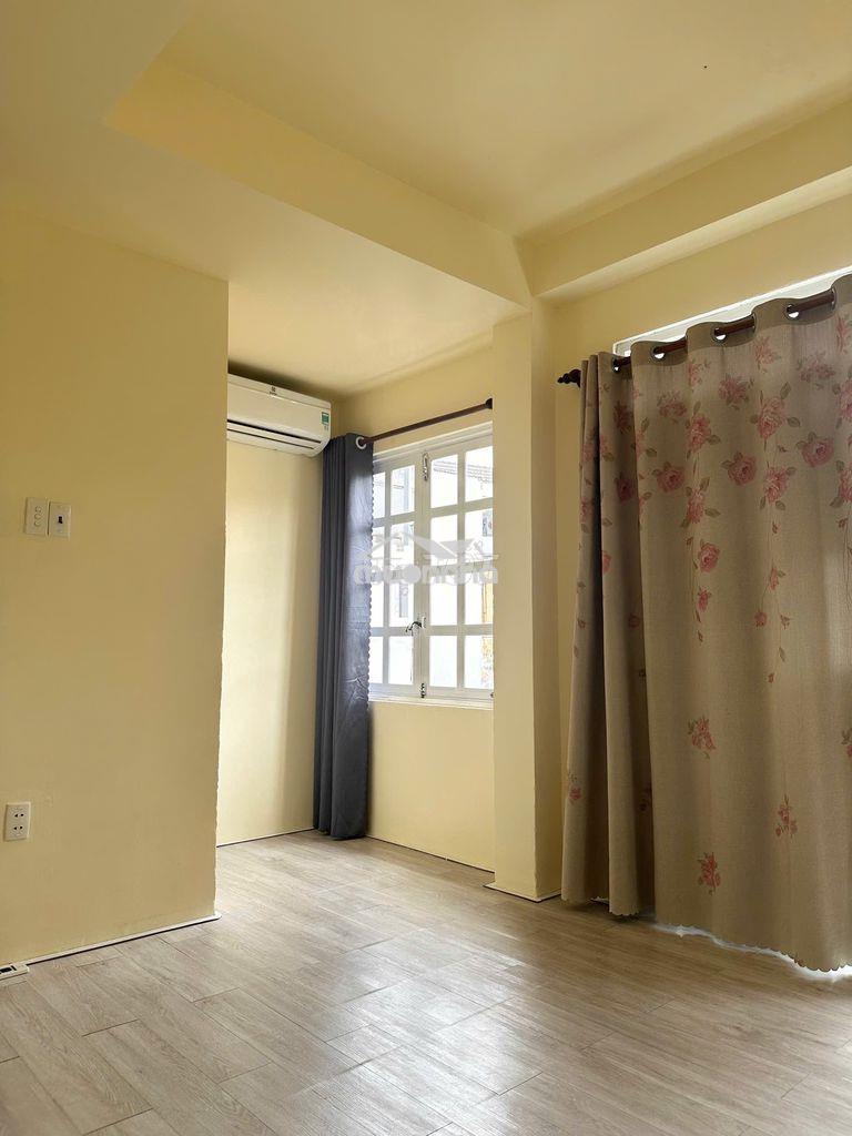 Phòng mới cửa sổ to, cửa ban công to ngập sáng bao điện nước