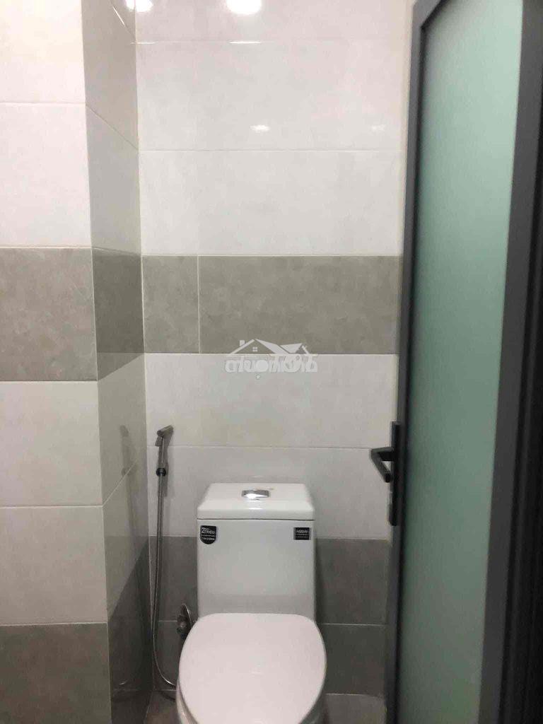 Phòng ban công thoáng 2.7 tr - sẵn máy lạnh- linh đông - 2