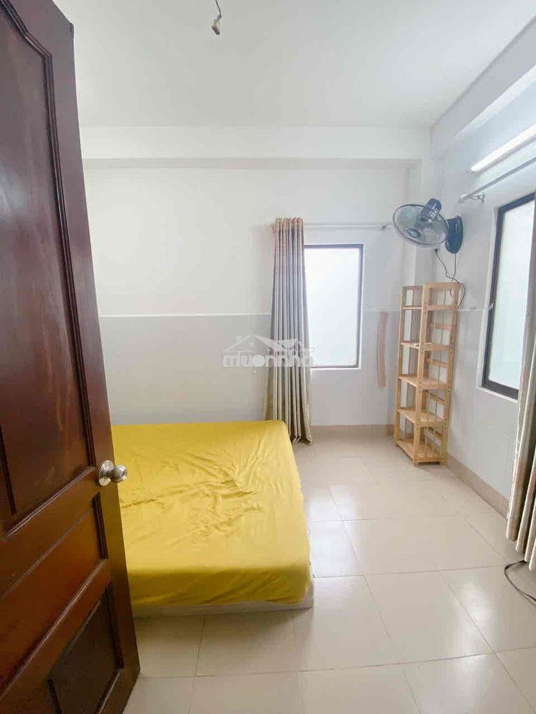 Phòng cửa sổ trời quận 1 - 4