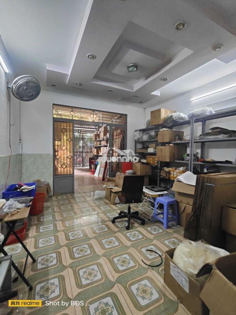 Nhà rộng sân xe hơi 