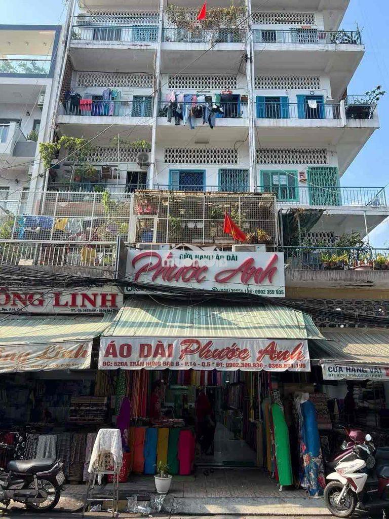 Ngay mặt tiền chợ vải