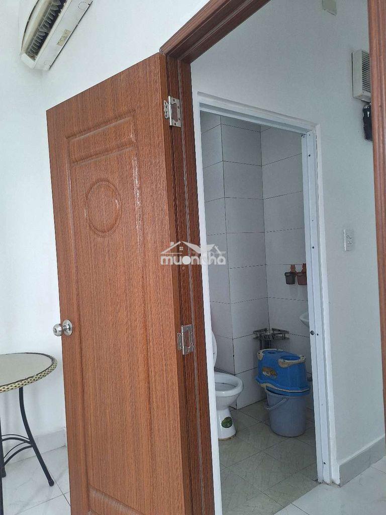 Căn lầu 2 đầy đủ nội thấc có cửa sổ và ban công - Ảnh 4
