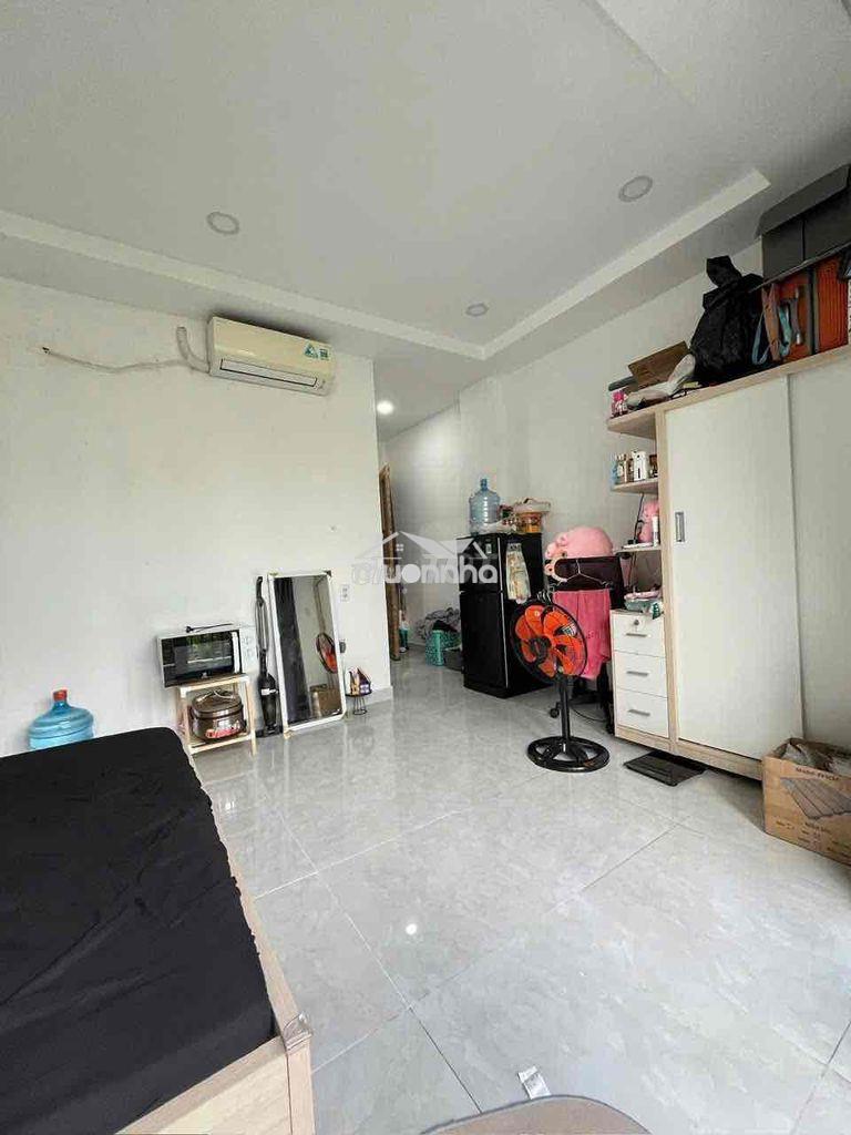 Ngay cổng trường văn lang - 2