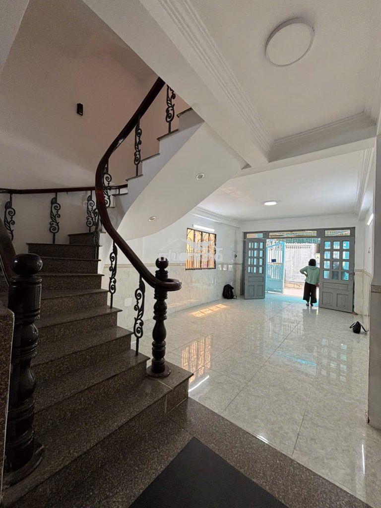 Bán nhà 3 tầng 5 phòng, ô tô đậu trong nhà, gần ngã 4 nguyễn thị thập
