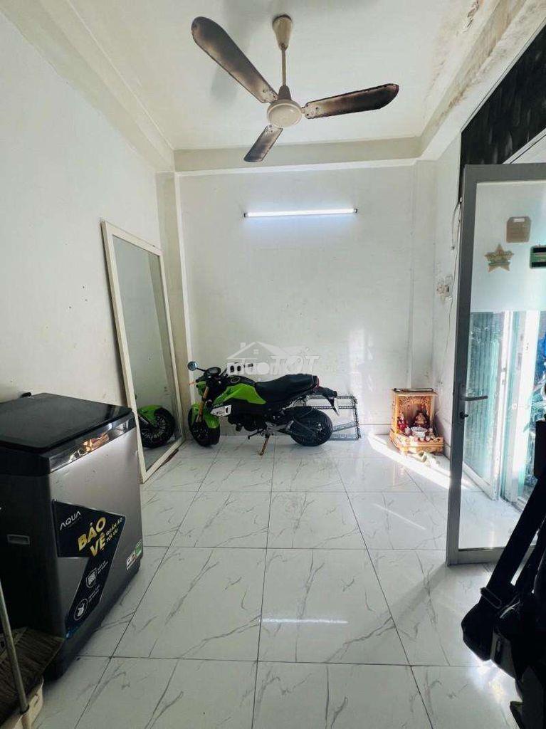 Nguyễn thị minh khai -q.3 - sát mặt tiền - 3 tầng btct- chỉ 3.1 tỷ tl.