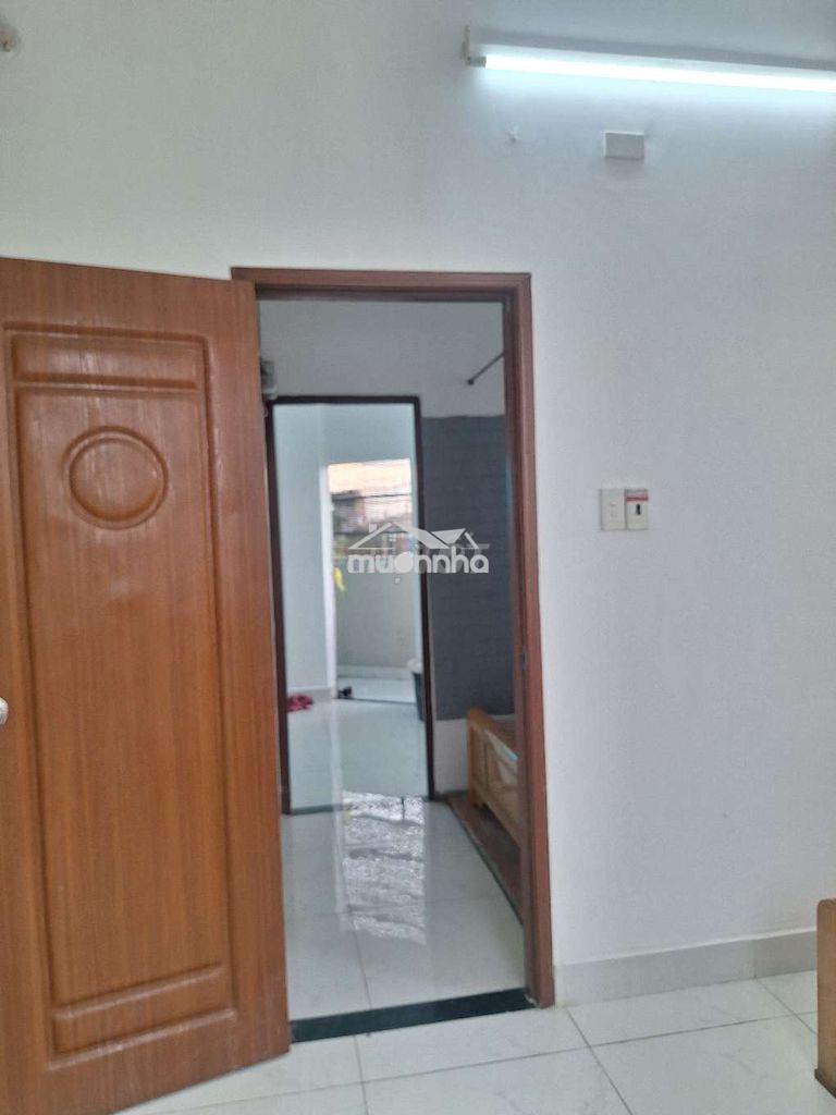 Căn lầu 2 đầy đủ nội thấc có cửa sổ và ban công - Ảnh 2