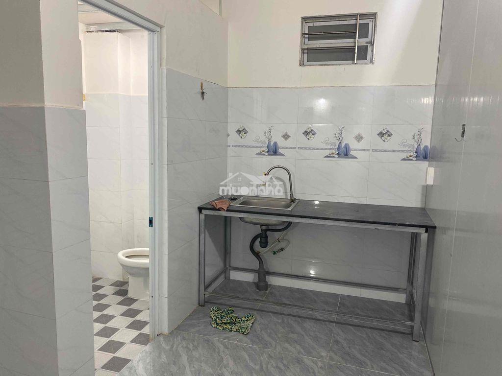 Nhà 2pn đối diện dh nguyễn tất thành cho thuê - Ảnh 2
