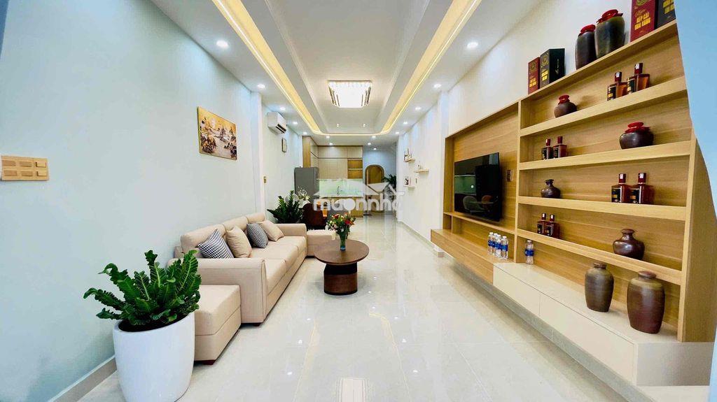 Xe hơi ngủ trong nhà, gần ngã 3 hvh và ng.kiệm. đc: 694/33/10 nguyễn k - 4