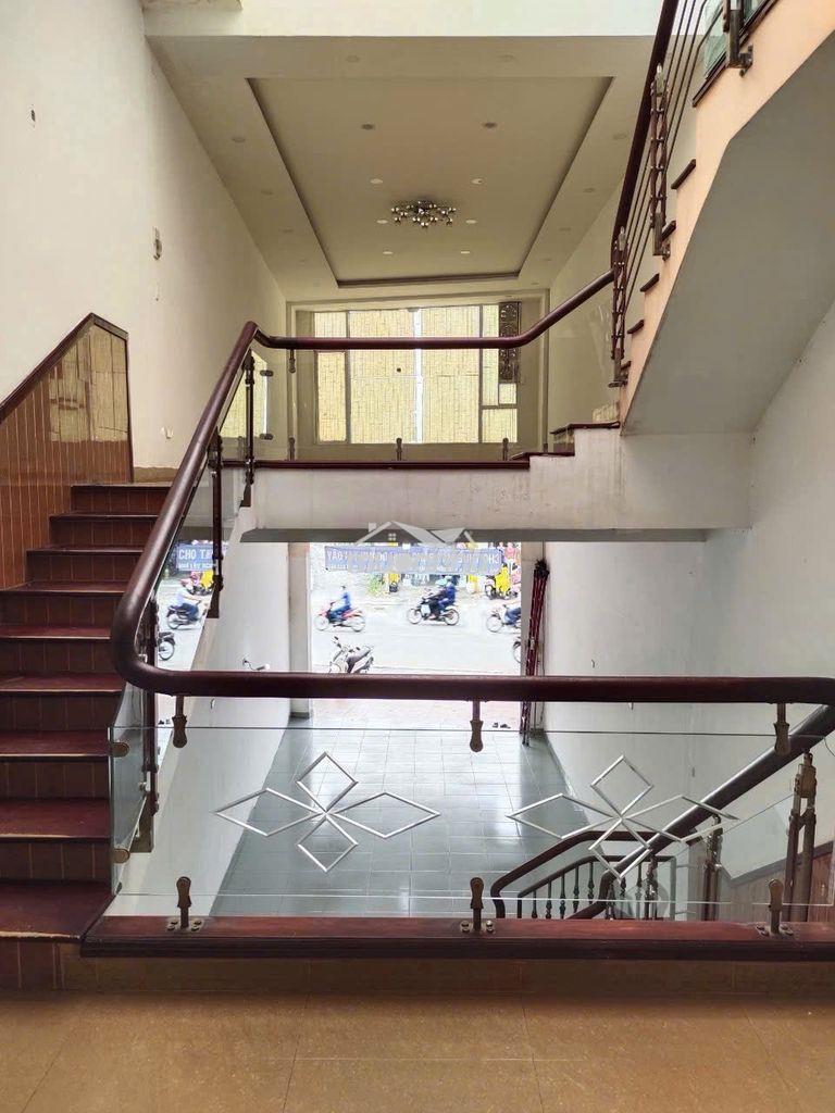 Cho thuê nhà mt trần hưng đạo, 4 x25m, t+1.5l,giá 32tr/ tháng tl