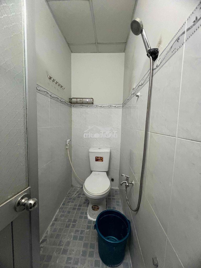 Nhà nguyên căn gần kho b 2pn 2wc giá 6tr - Ảnh 2