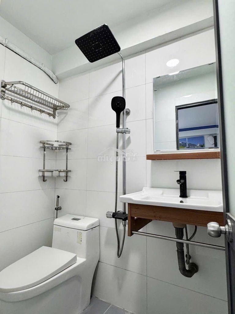 Phòng đẹp ban công, trung tâm, máy giặt riêng - Ảnh 3