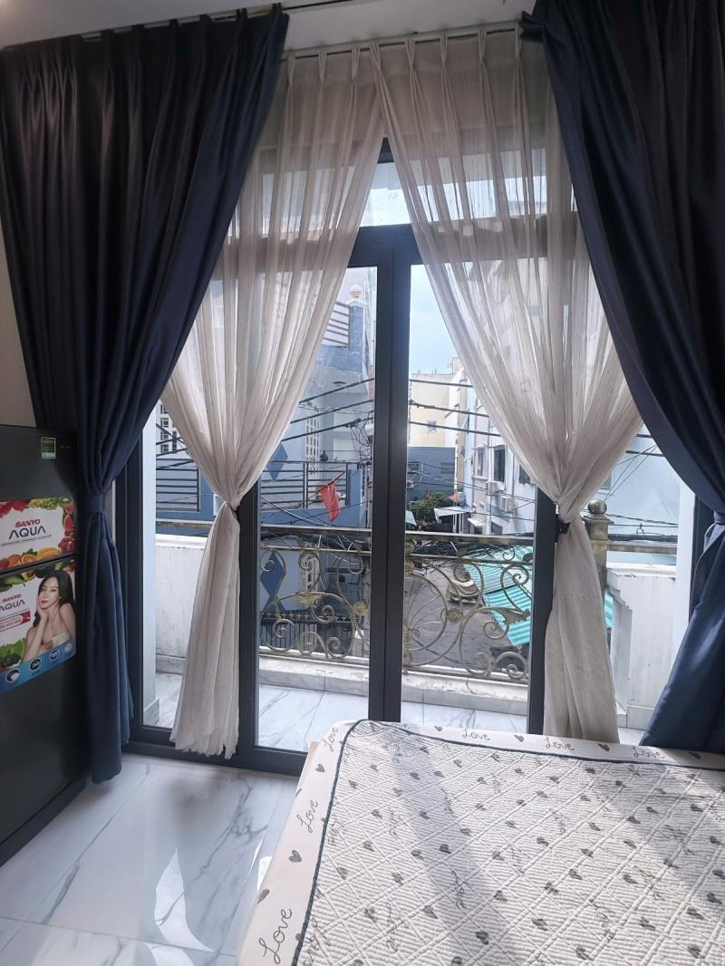 Cho thuê phòng có ban công lớn full nội thất phú nhuận gần vlu, uef, huflit