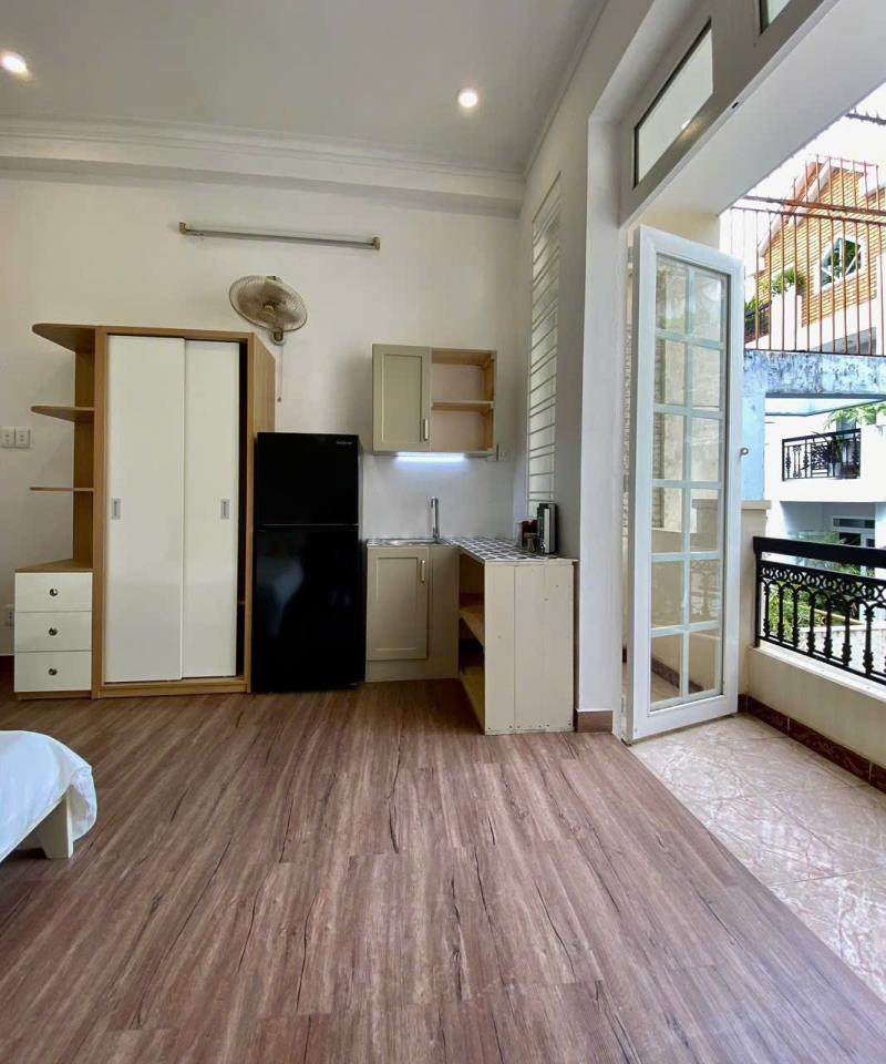 Cho thuê căn hộ dịch vụ 1 phòng ngủ có ban công - trục đào duy anh, phú nhuận, tiện đi sân bay, q1,q3 - Ảnh 2