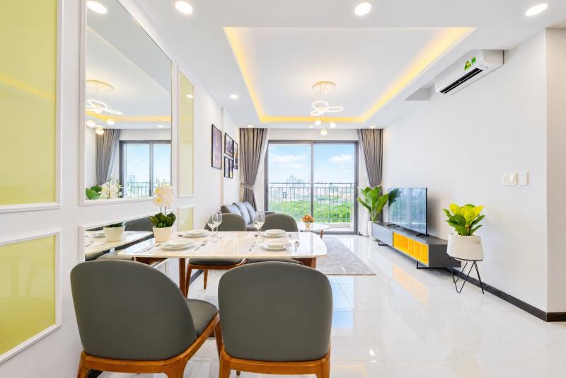 Cho thuê gấp căn hộ hùng vương plaza (có suất ô tô), dt: 130m² (3pn - 3wc), nội thất cao cấp