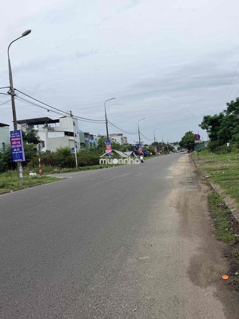 Nằm ngay trên trục đường 10.5  m}, khu dân cư dân trí cao, an ninh tốt